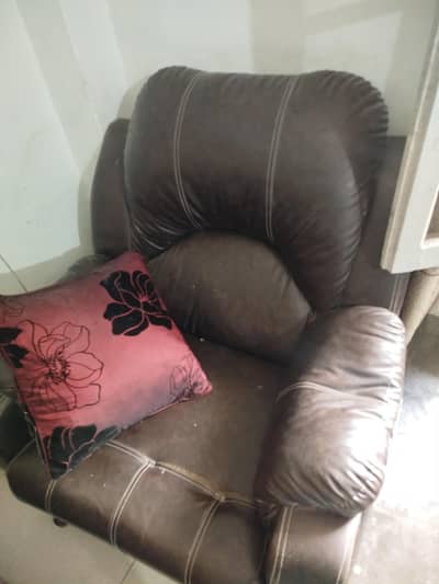 4 Seater Sofa Set Leather look Minor poshish repair