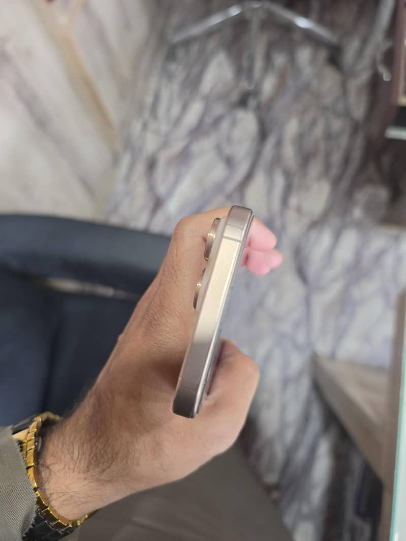 Apple iPhone 16 Pro Max 3