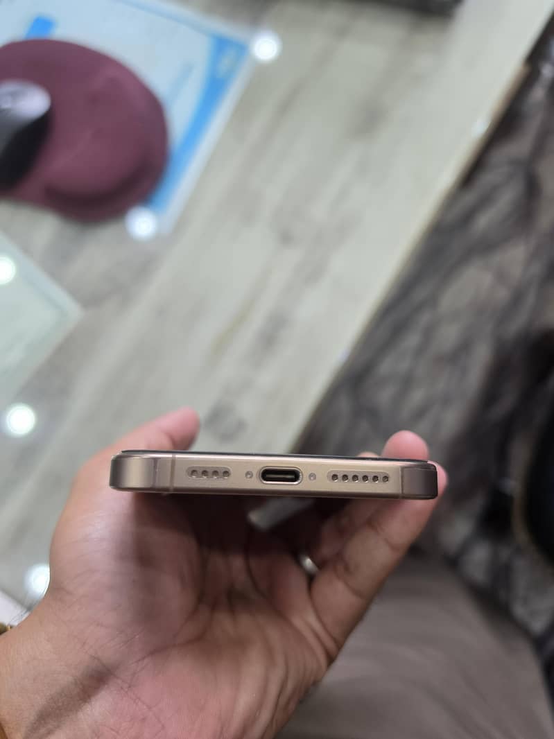 Apple iPhone 16 Pro Max 4