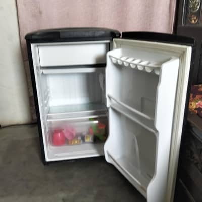 Mini haier fridge Model: HR-132B