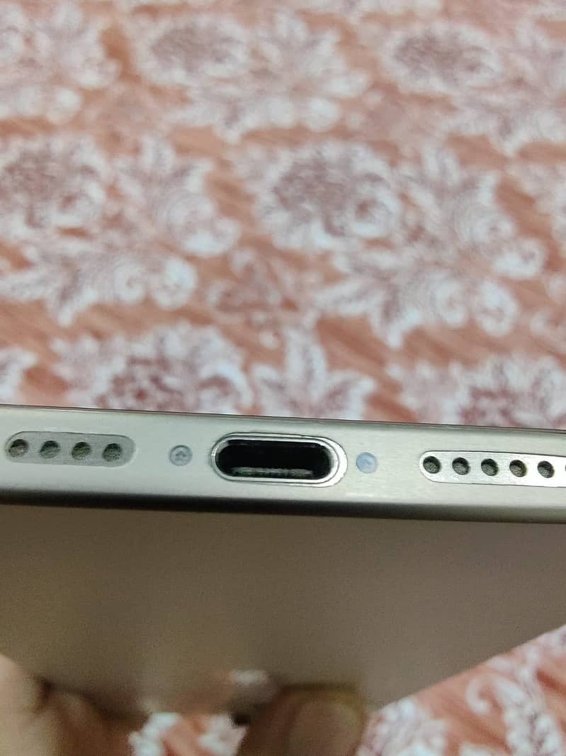 Apple iPhone 16 Pro Max 1