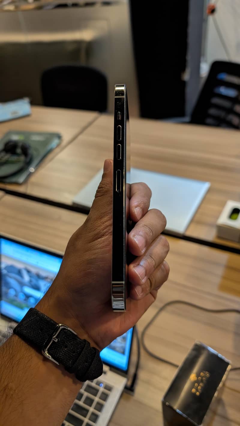Apple iPhone 13 Pro Max 4