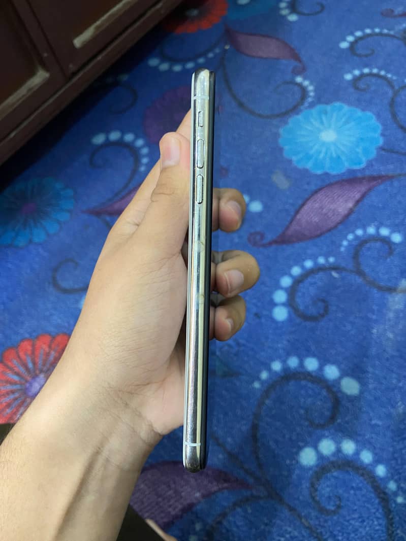 Apple iPhone XS Max 3