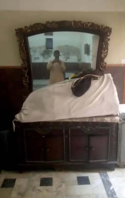 dressing table (wooden)