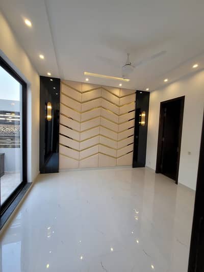 Most Elegant 1 kanal Upper Portion Available For Rent