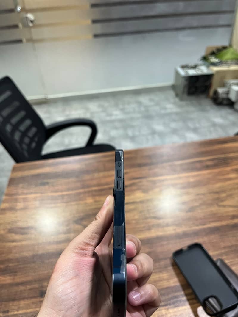 Apple iPhone 13 4