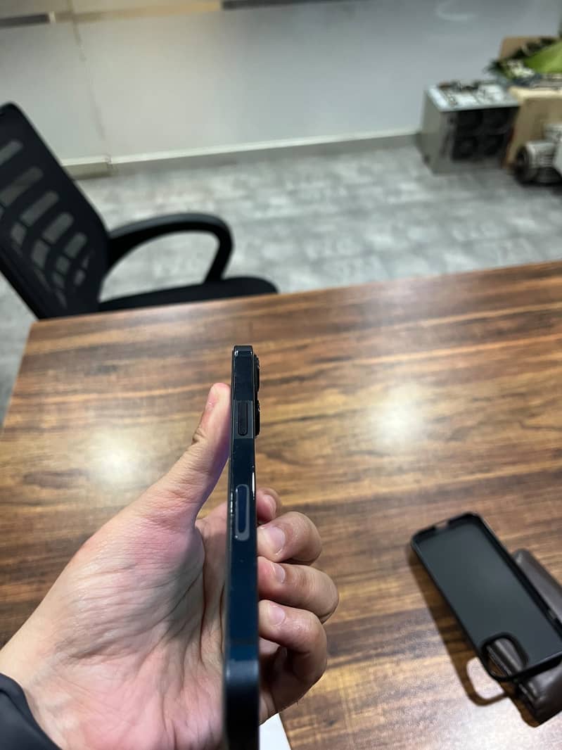 Apple iPhone 13 5