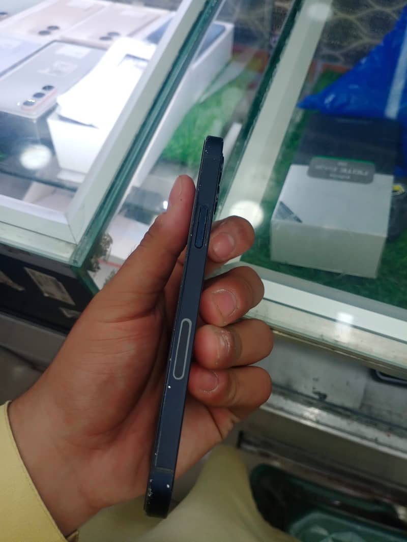 Apple iPhone 12 6