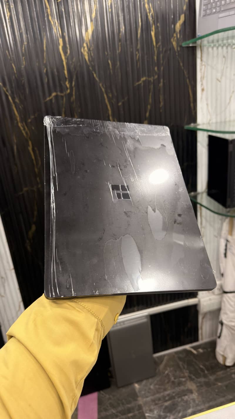  MICROSOFT SURFACE LAPTOP  1