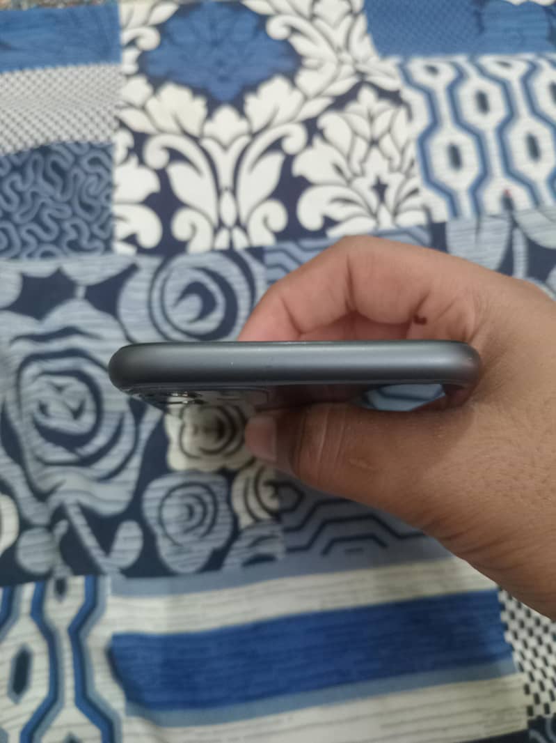 Apple iPhone 11 4