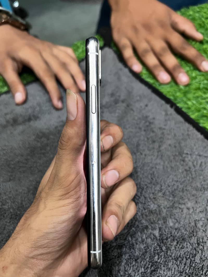 Apple iPhone X 3