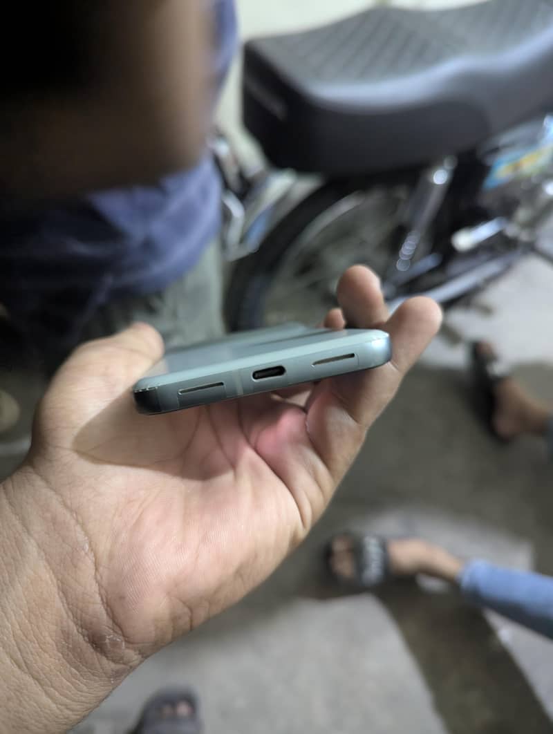 Google Pixel 8 4