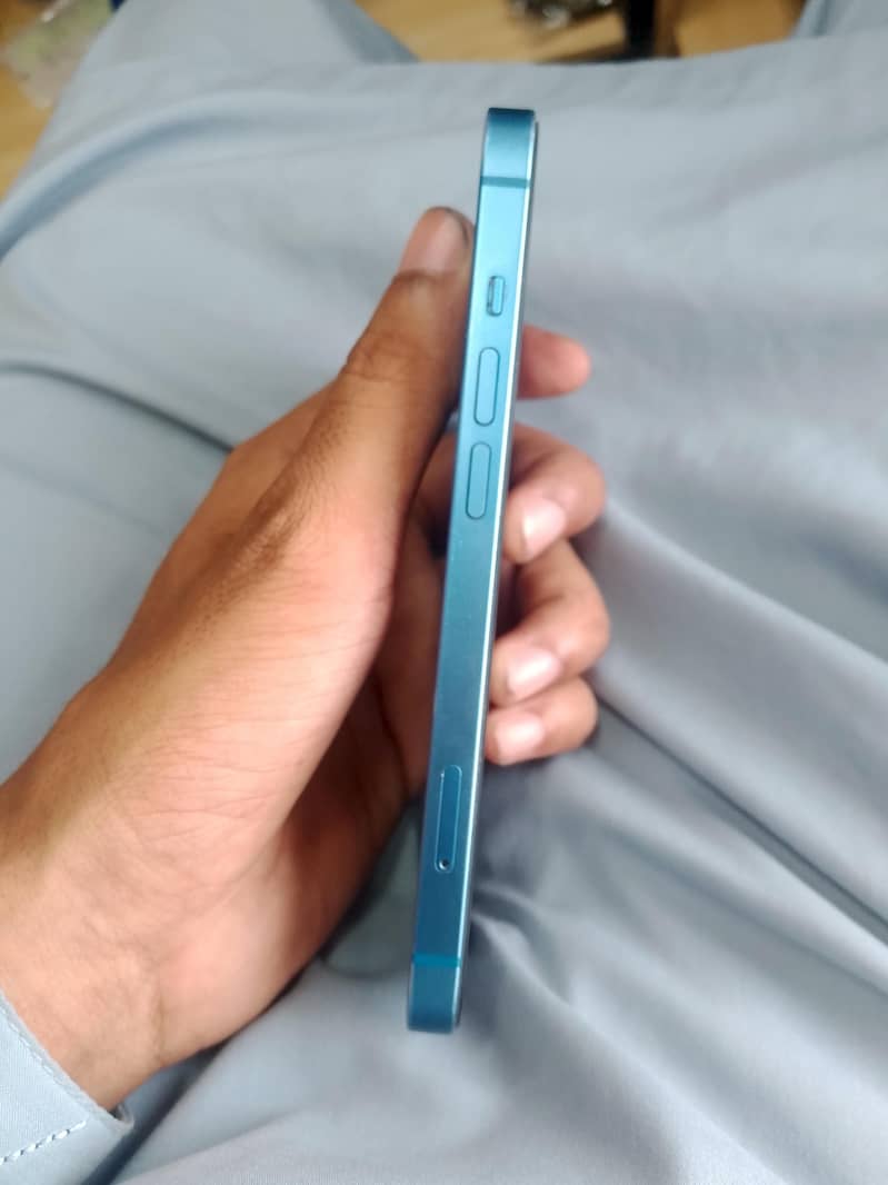 Apple iPhone 13 5