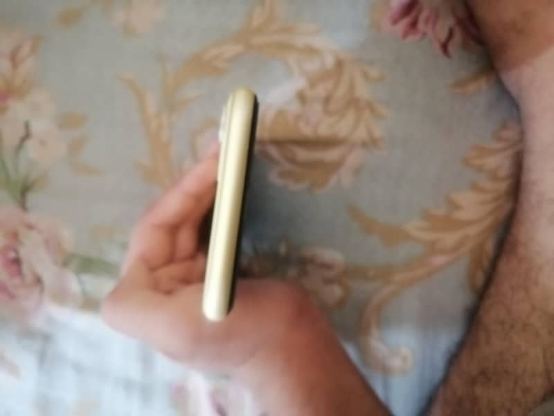 Apple iPhone 11 3