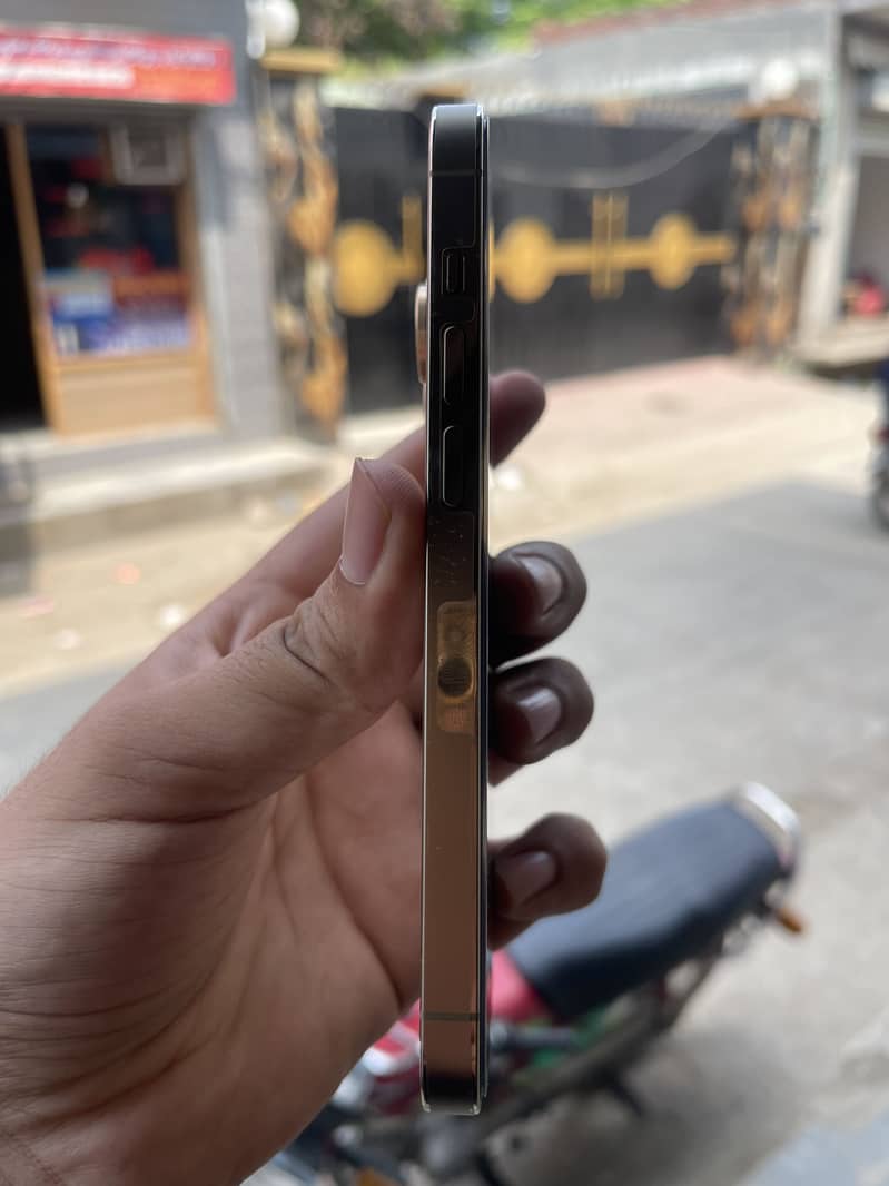 Apple iPhone 14 Pro 2