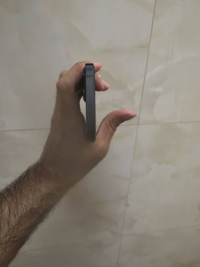 iPhone 13 4