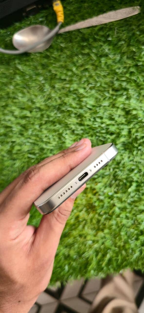 Apple iPhone 15 Pro Max 2