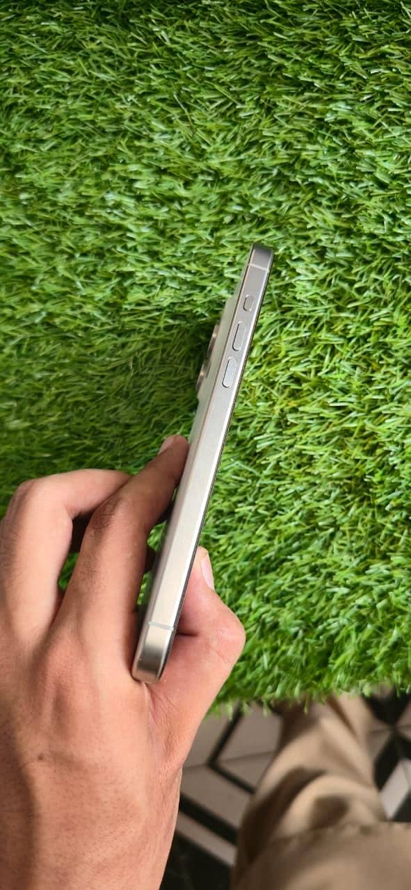 Apple iPhone 15 Pro Max 4