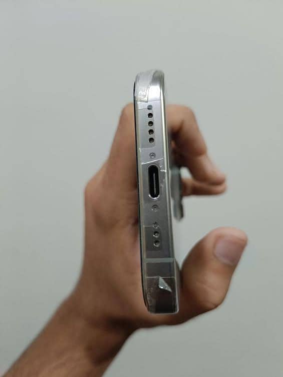 Apple iPhone 15 Pro 4