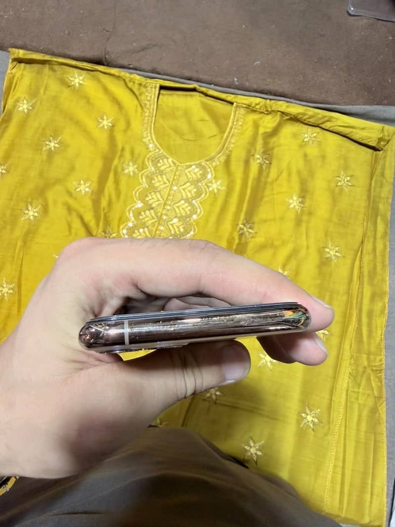 Apple iPhone 11 Pro 4