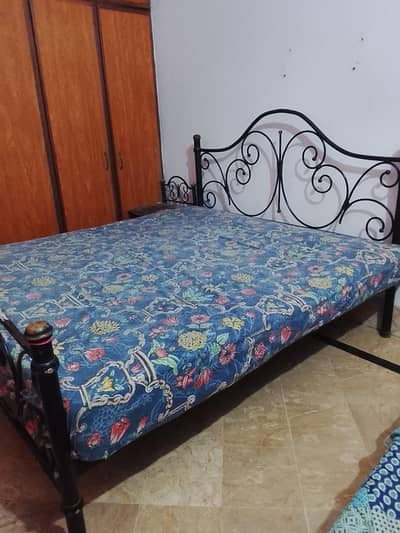 king size American rod iron bed with spring mattress