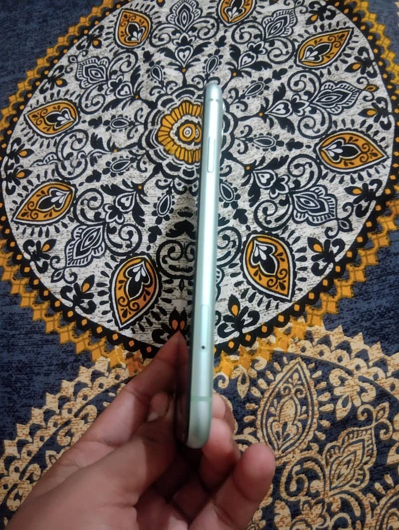 Apple iPhone 11 4