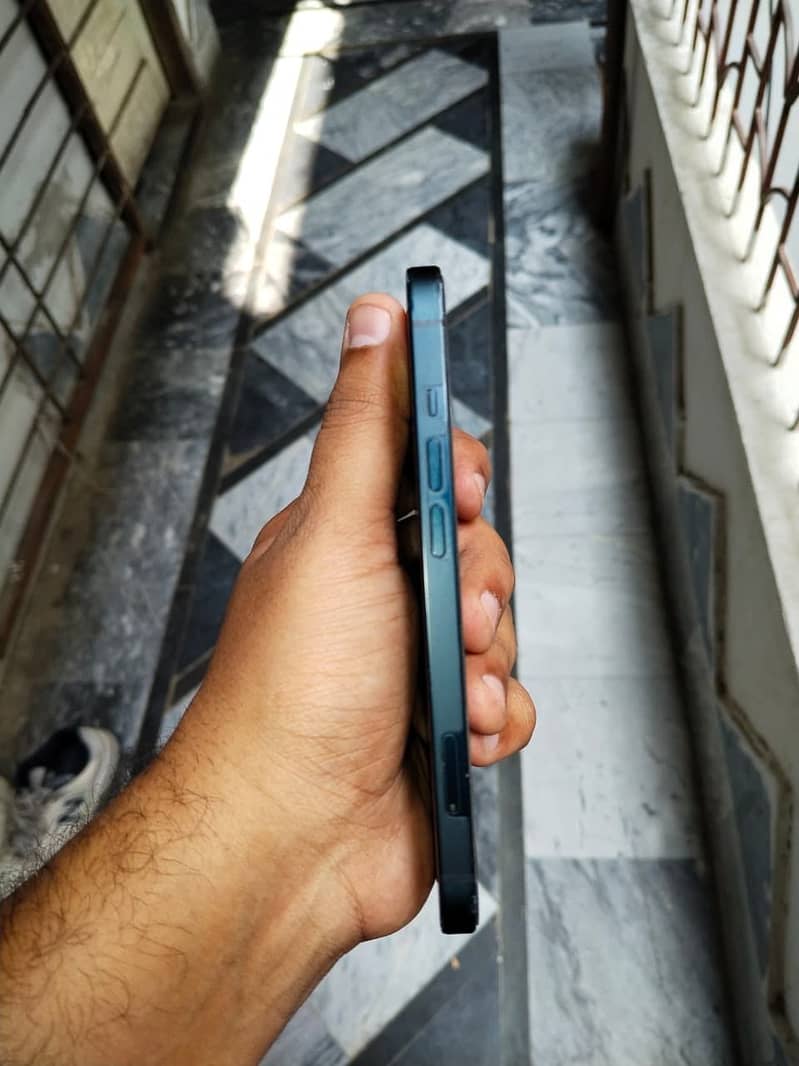 Apple iPhone 13 2