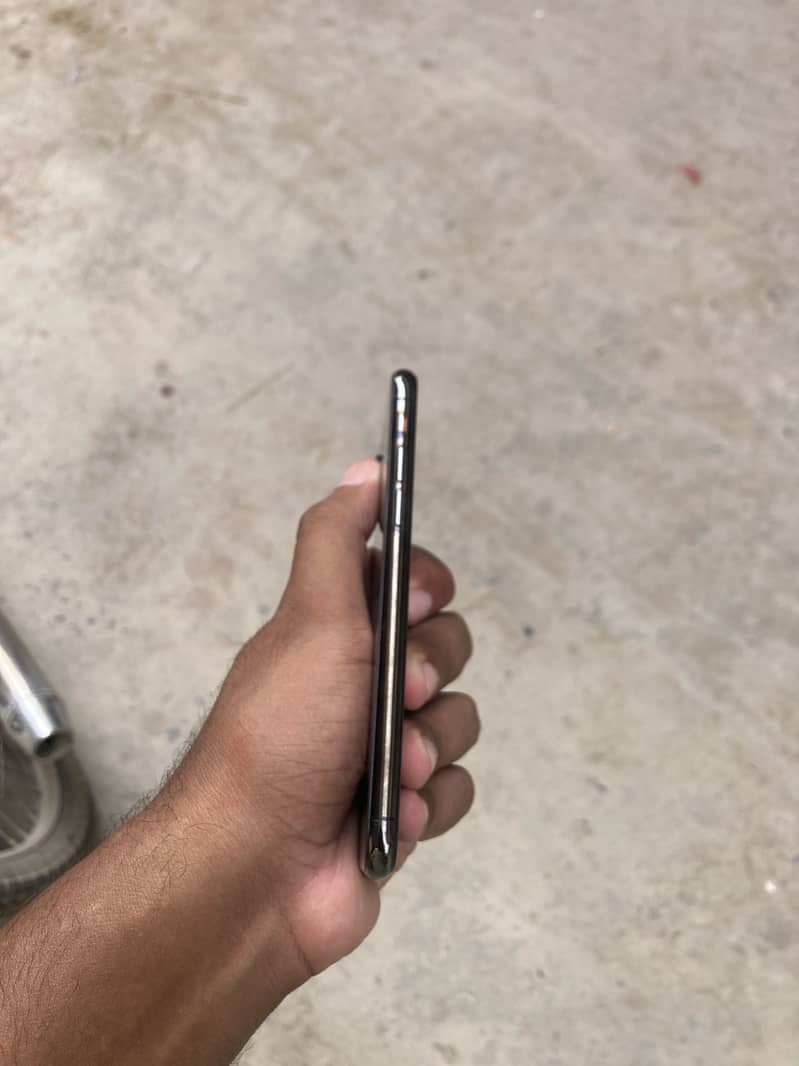 Apple iPhone XS 5
