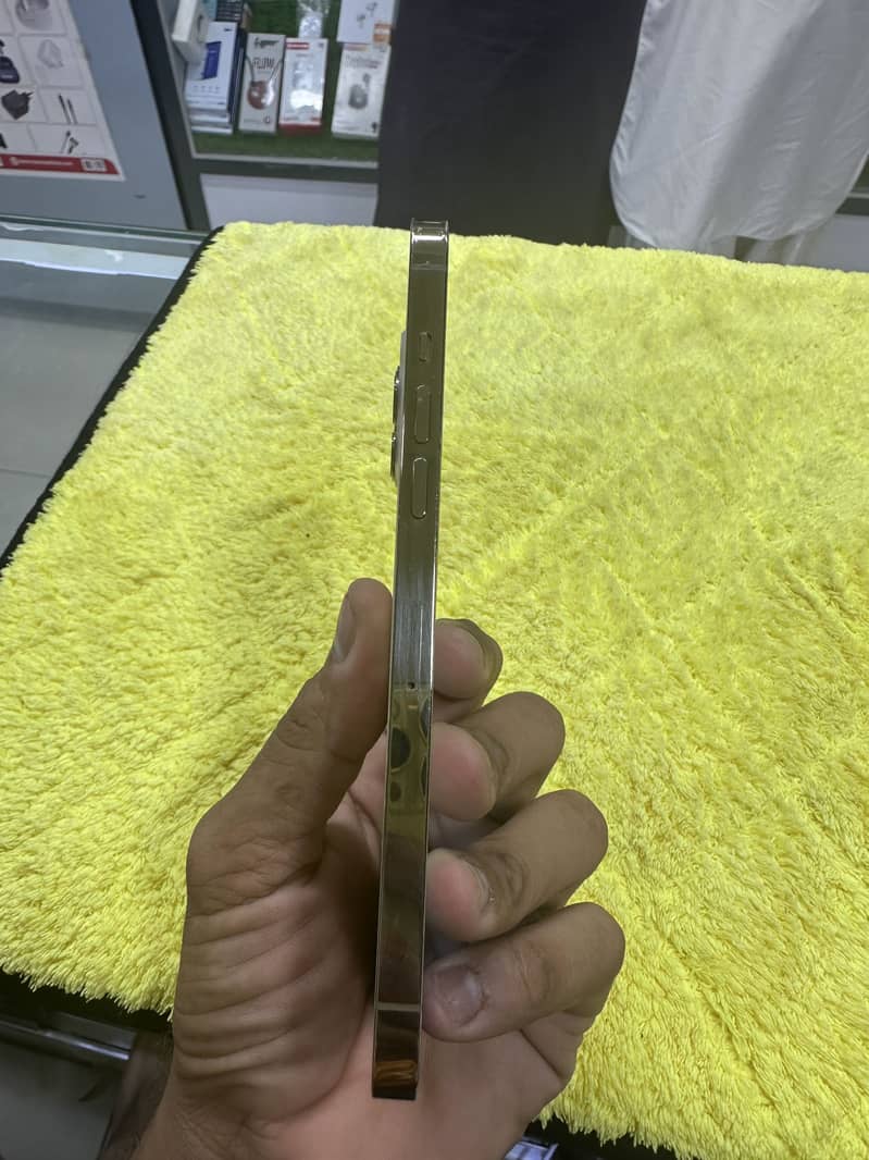 Apple iPhone 12 Pro Max 4