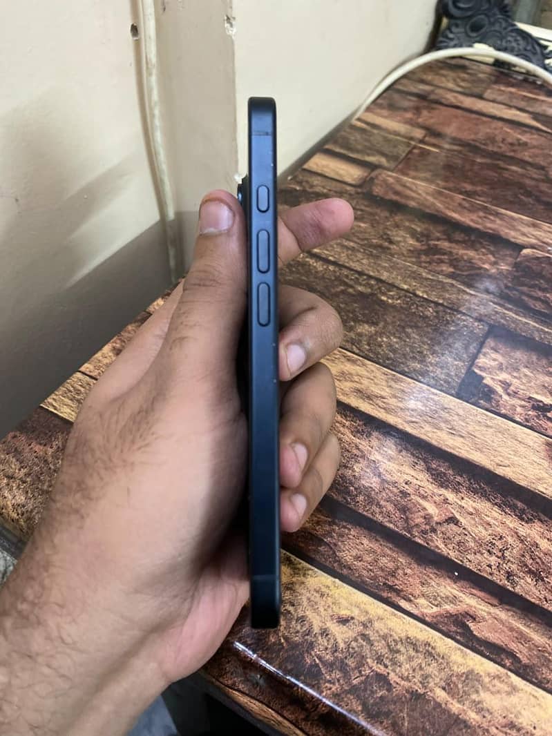 Apple iPhone 16 2