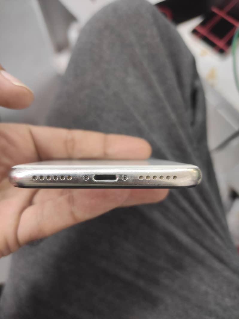 Apple iPhone X 4