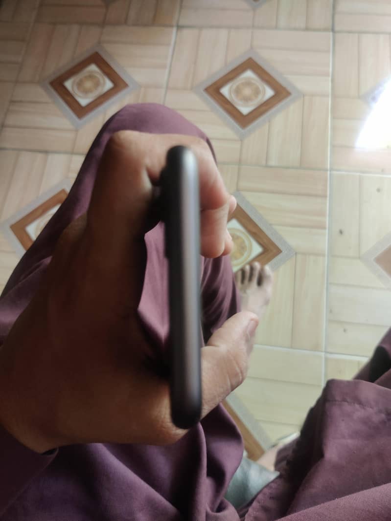 Apple iPhone 11 4