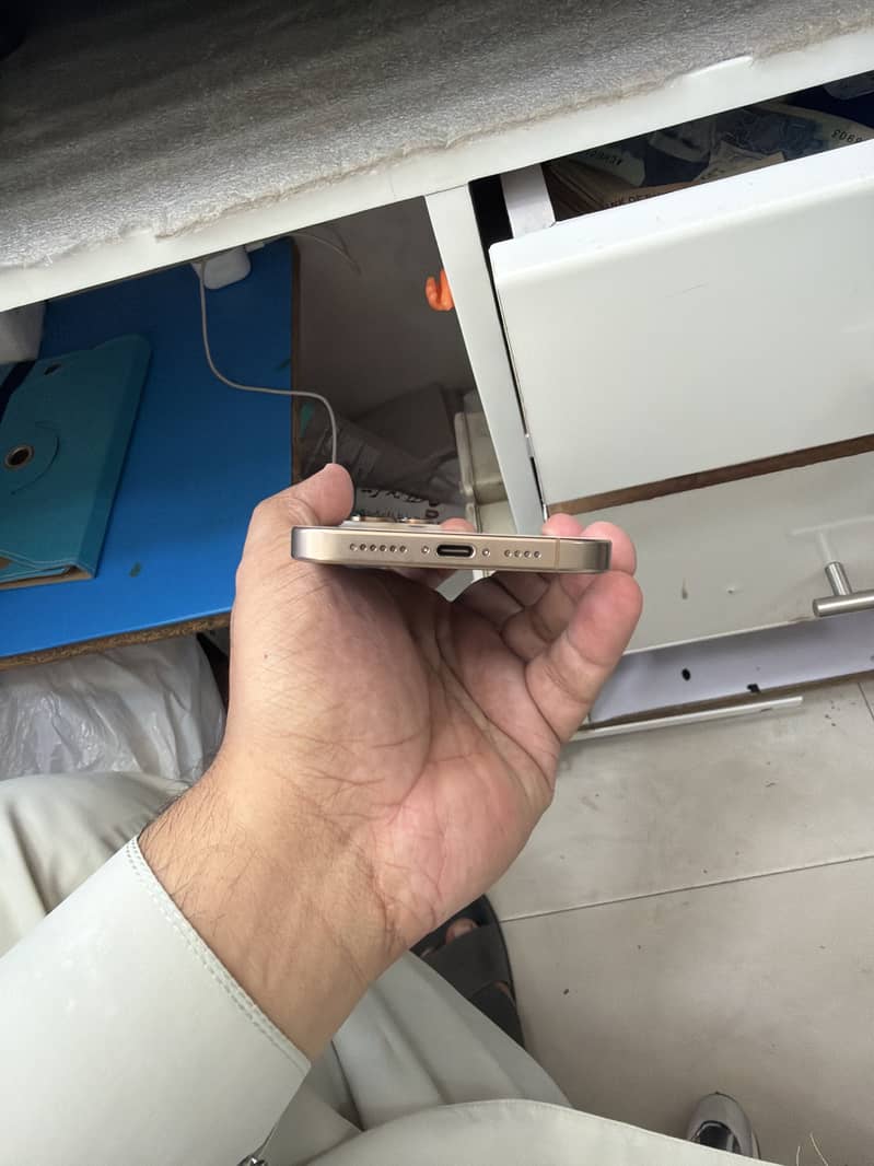Apple iPhone 16 Pro Max 3