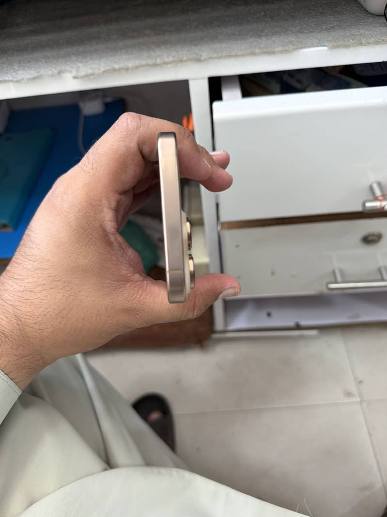 Apple iPhone 16 Pro Max 4