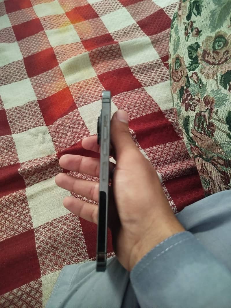 Apple iPhone 13 Pro Max 2