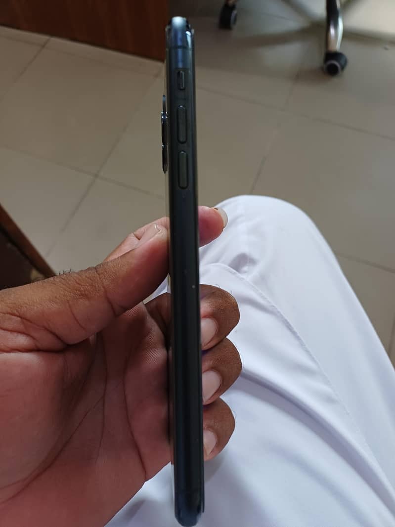 Apple iPhone 11 Pro Max 4
