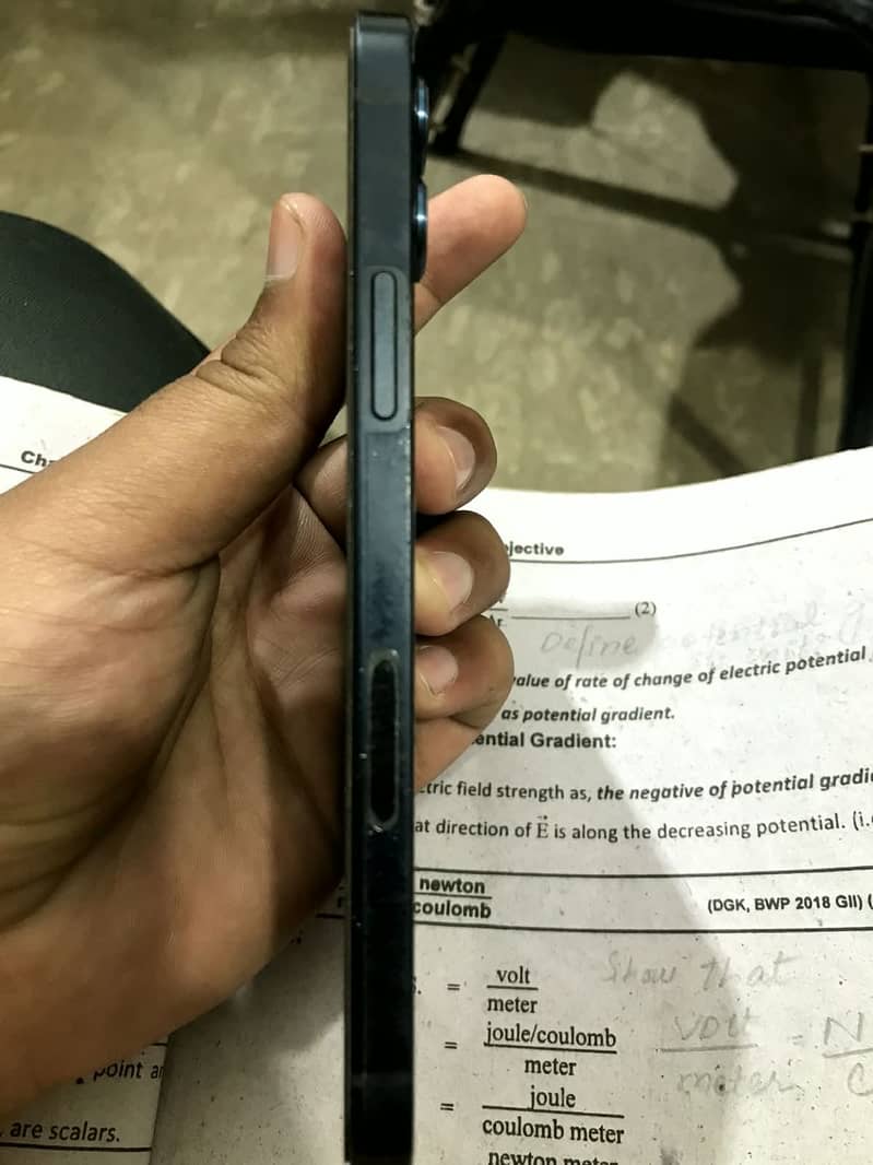 Apple iPhone 12 4