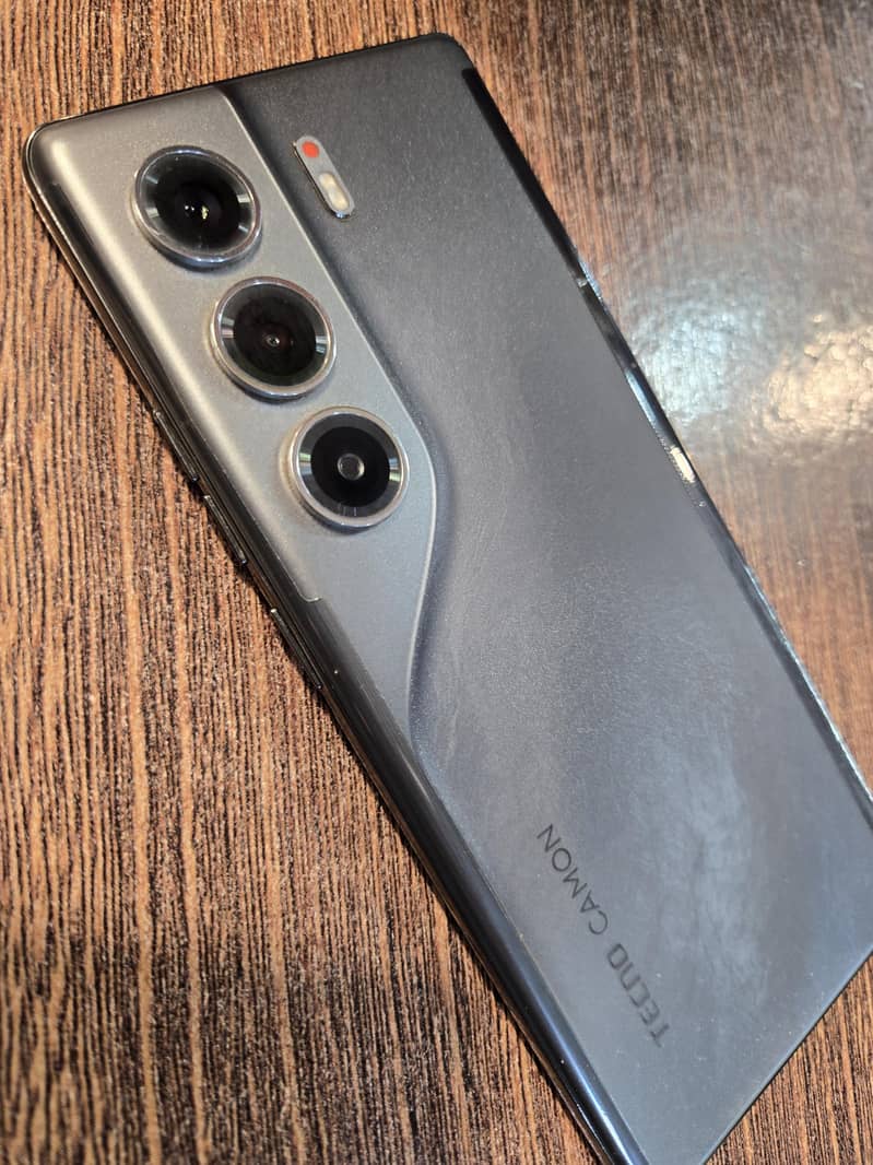 Tecno CAMON 40 Pro 1