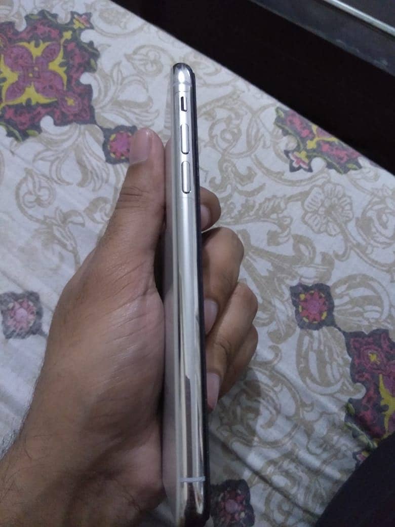 Apple iPhone XS 3