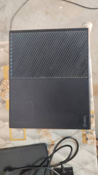  Xbox One Fat 1TB + 2 Controllers + Games — 10/10 Condition