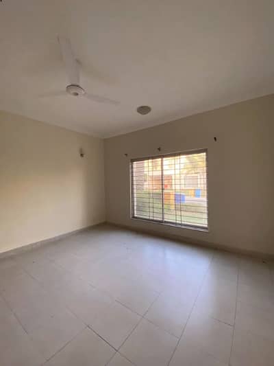 235sq yd 3 Bedrooms Luxury Villa is Available FOR RENT. 18km from Entrance of BTK. 3 Bed DDL 1 Kitchen