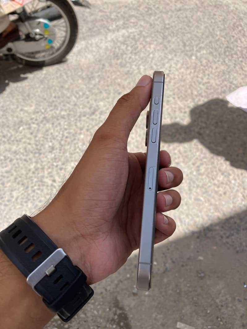 Apple iPhone 15 Pro Max 2
