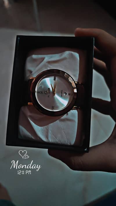 Elegant Men’s Wristwatch – Classic Black & Gold Design