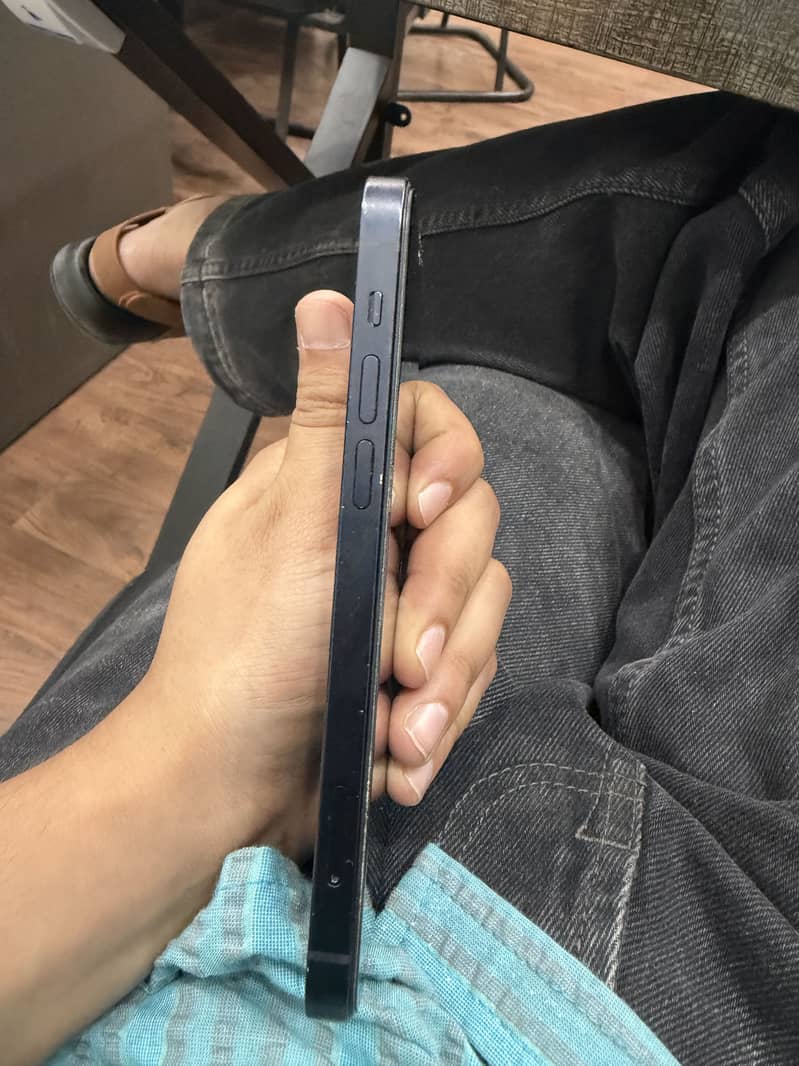 Apple iPhone 12 4