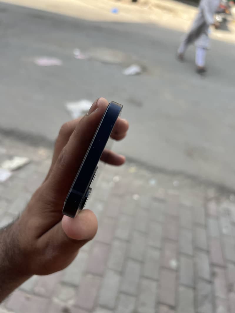 Apple iPhone 12 4