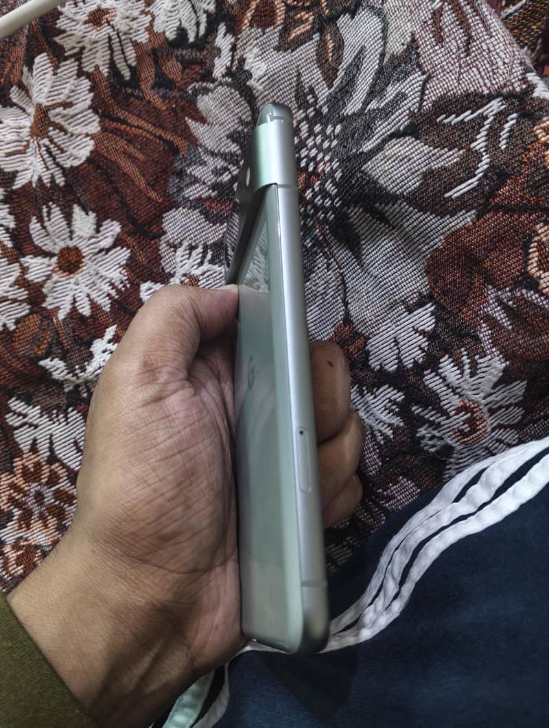 Google Pixel 8 4