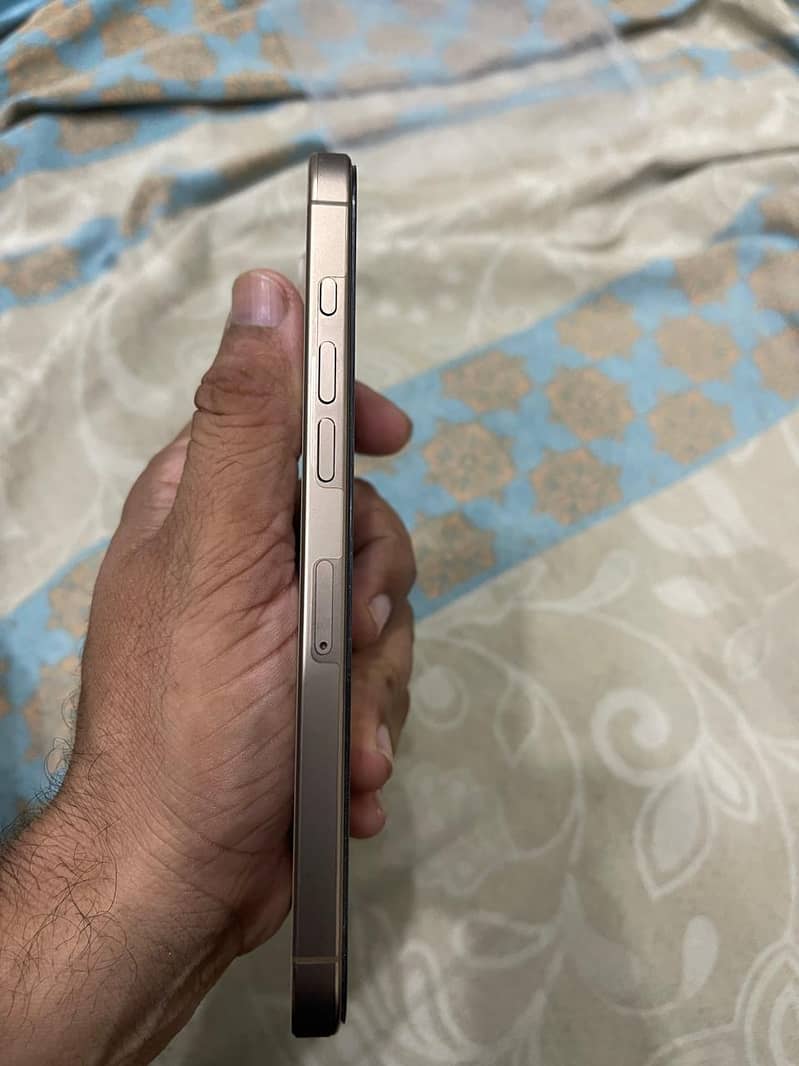 iphone 16pro max 4