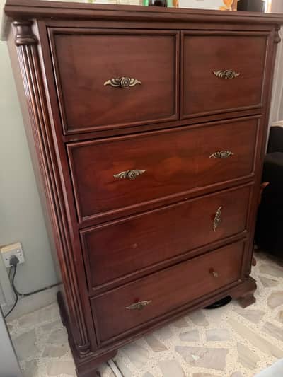 Classic Wooden 4-Drawer Chest of Drawers – Elegant Design