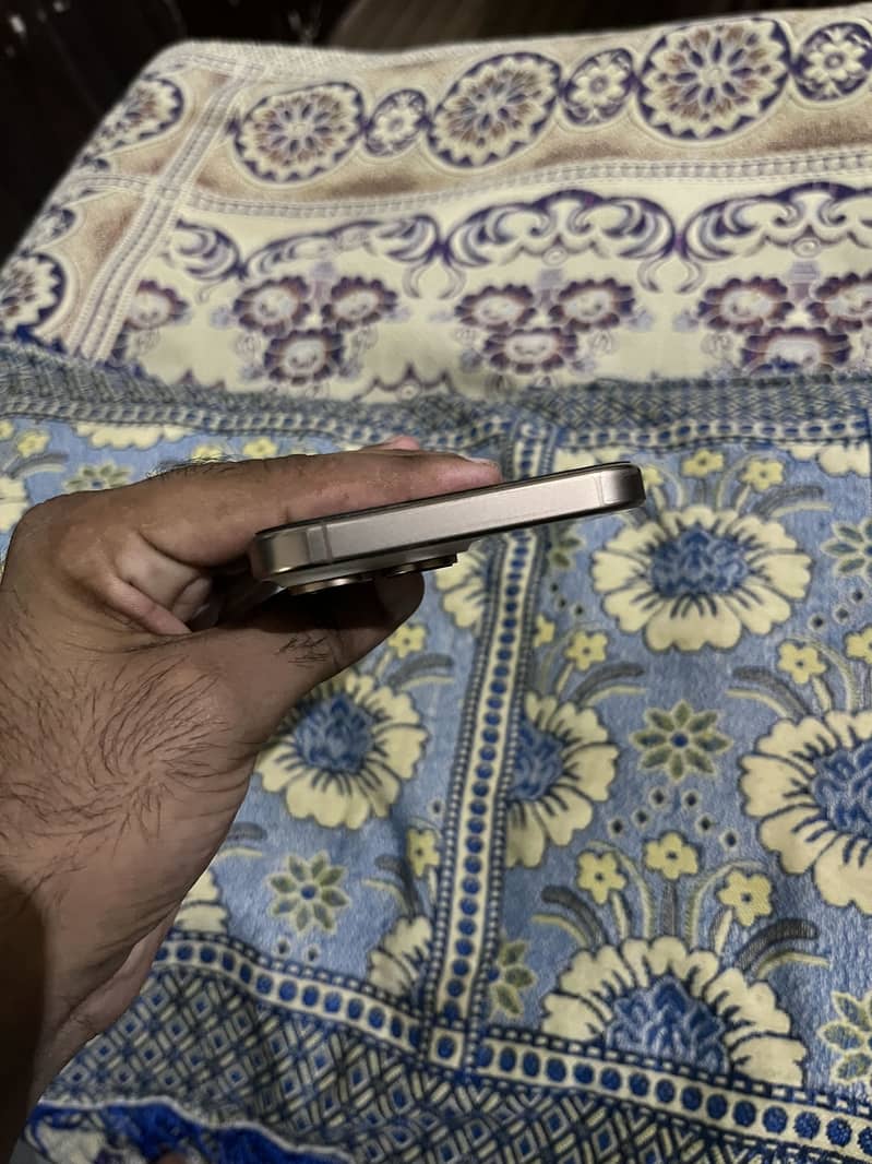 Apple iPhone 16 Pro Max 4