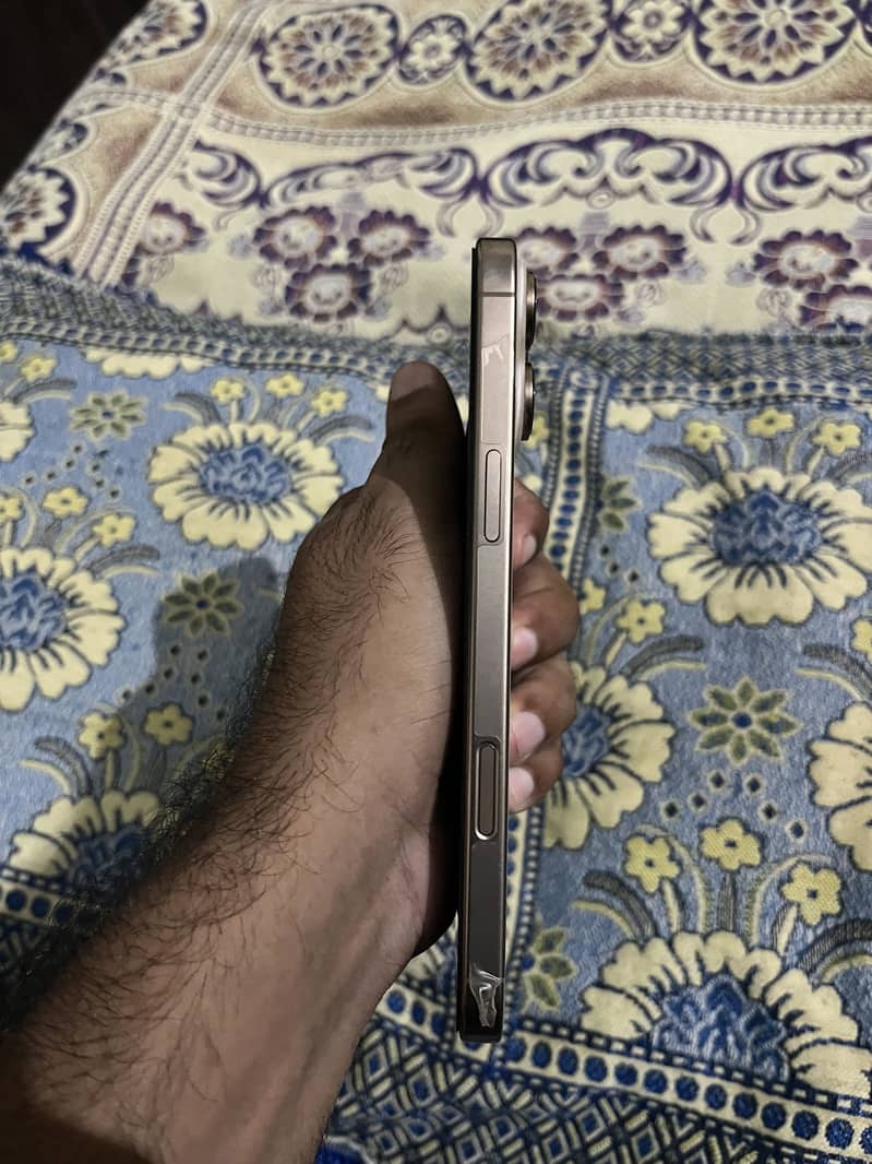 Apple iPhone 16 Pro Max 7